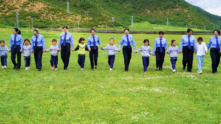 迪慶格桑花未檢團隊為快樂鳥幼兒園小朋友送去一份特殊的“畢業禮物”